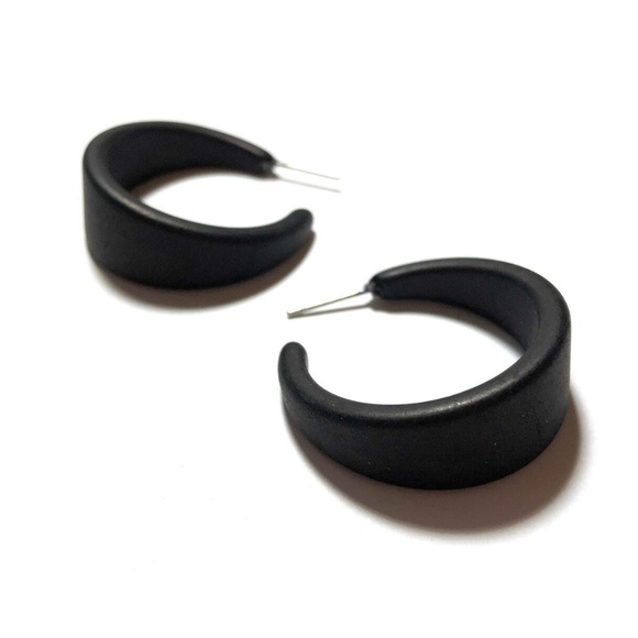 Black Large Marilyn Lucite Tapered Hoop Earrings - Picture 4 of 6